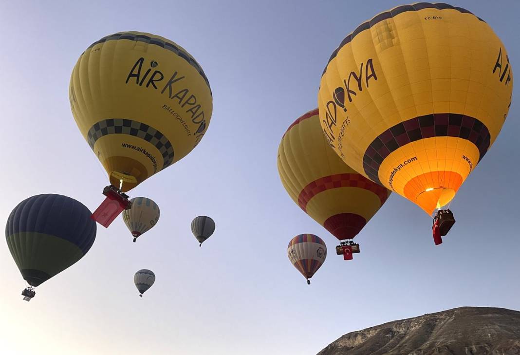 Gökyüzünü Türk bayrakları ve Atatürk posterleriyle donattılar 5